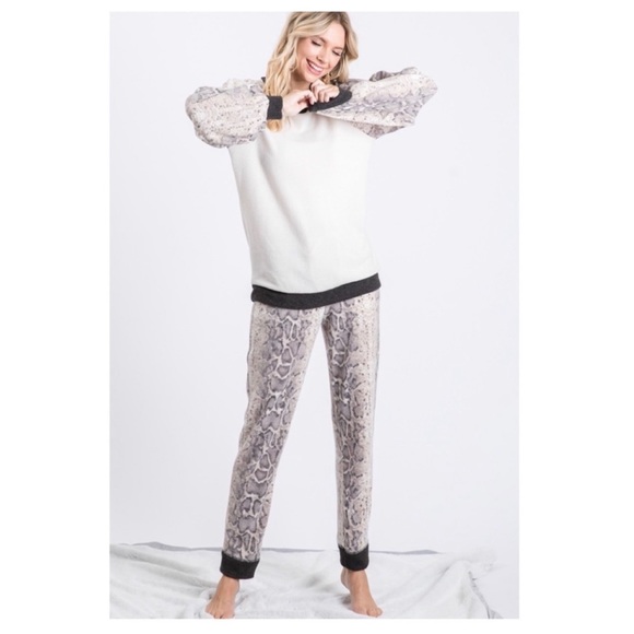 ANIMAL PRINTED LOUNGEWEAR SET NWT - Picture 3 of 11